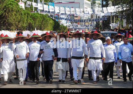 Nicht exklusiv: Parteiführer, Aktivisten und Unterstützer kamen mit einer Prozession mit Parteibootssymbolen auf das Sylhet Alia Madrasa Field Stockfoto