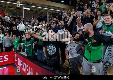 Monaco, Monaco. Dezember 2023. Panathinaikos Fans feiern ihren Sieg ALS Monaco (90–91) am 15. Tag der Turkish Airlines Basketball Euroleague am 20. Dezember 2023 in der Gaston Medecin Halle in Monaco. Foto: Laurent Coust/ABACAPRESS.COM. Quelle: Abaca Press/Alamy Live News Stockfoto