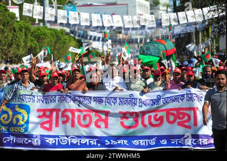 Nicht exklusiv: Parteiführer, Aktivisten und Unterstützer kamen mit einer Prozession mit Parteibootssymbolen auf das Sylhet Alia Madrasa Field Stockfoto