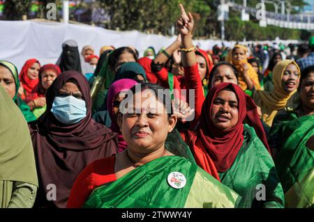 Nicht exklusiv: Parteiführer, Aktivisten und Unterstützer kamen mit einer Prozession mit Parteibootssymbolen auf das Sylhet Alia Madrasa Field Stockfoto