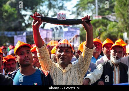 Nicht exklusiv: Parteiführer, Aktivisten und Unterstützer kamen mit einer Prozession mit Parteibootssymbolen auf das Sylhet Alia Madrasa Field Stockfoto