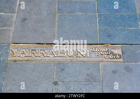 Sprachwörter der Aborigines auf Messingplatten, eingebettet in den Bürgersteig des Martin Place in Sydney, Australien Stockfoto