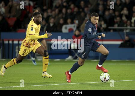 Kylian Mbappe von PSG verließ Ismael Traore von Metz während des französischen Meisterschaftsspiels der Ligue 1 zwischen Paris Saint-Germain und dem FC Metz am 20. Dezember 2023 im Parc des Princes Stadion in Paris Stockfoto