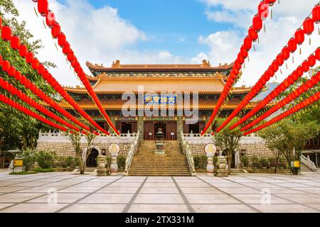 Das Kloster Po Lin befindet sich auf dem Ngong Ping Plateau auf Lantau Island, Hongkong, China. Übersetzung: Mahavira Hall Stockfoto