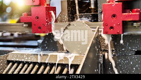 Großaufnahme einer CNC-Maschine beim Schneiden von Stahl Stockfoto