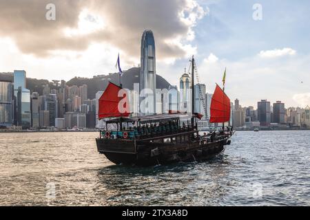 Ein chinesischer Junk, der im Hafen von victoria in hongkong, China, operiert Stockfoto