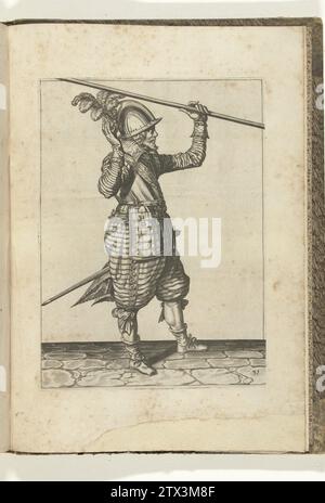 Soldat, der seinen Spieß mit der linken Hand über die linke Schulter hob, hob die rechte Hand, um die Führung zu übernehmen (Nr. 31), ca. 1600, 1597 - 1608 Ein Soldat rechts, der mit der linken Hand über der linken Schulter einen Spieß (Lanze) hebt, die rechte Hand hochhob, um die Führung zu übernehmen (Nr. 31), ca. 1600. Schild 31 in der Anleitung für den Umgang mit van de Spies: Enseigement Letter; he Succint sur les Portraitz Figurez, Touchant l'Usage, the tout ce qu'un soldat doibt faire au maniement de la pique. Teil der Illustrationen in einer französischen Ausgabe von J. de Gheyns Wapenhandelhe: J. de Gheyn, Maniement d’Armes, d’ARQ Stockfoto