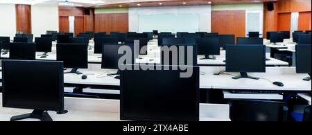 Gruppe von Computern im Computerlabor Stockfoto