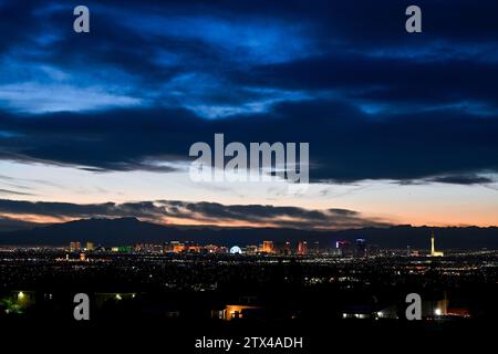 Las Vegas, Nevada, USA. Dezember 2023. Der Las Vegas Strip ist am Mittwoch, den 20. Dezember 2023, bei Sonnenuntergang beleuchtet. (Kreditbild: © David Becker/ZUMA Press Wire) NUR REDAKTIONELLE VERWENDUNG! Nicht für kommerzielle ZWECKE! Stockfoto