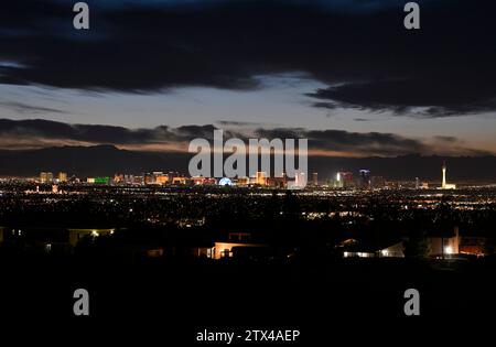 Las Vegas, Nevada, USA. Dezember 2023. Der Las Vegas Strip ist am Mittwoch, den 20. Dezember 2023, bei Sonnenuntergang beleuchtet. (Kreditbild: © David Becker/ZUMA Press Wire) NUR REDAKTIONELLE VERWENDUNG! Nicht für kommerzielle ZWECKE! Stockfoto