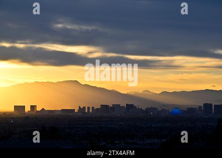 Las Vegas, Nevada, USA. Dezember 2023. Der Las Vegas Strip wird am Mittwoch, den 20. Dezember 2023, bei Sonnenuntergang gezeigt. (Kreditbild: © David Becker/ZUMA Press Wire) NUR REDAKTIONELLE VERWENDUNG! Nicht für kommerzielle ZWECKE! Stockfoto