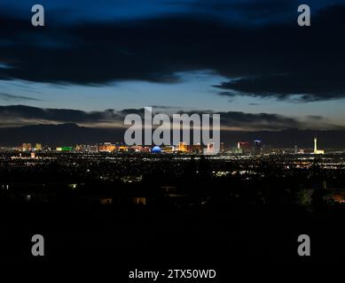 Las Vegas, Nevada, USA. Dezember 2023. Der Las Vegas Strip ist am Mittwoch, den 20. Dezember 2023, bei Sonnenuntergang beleuchtet. (Kreditbild: © David Becker/ZUMA Press Wire) NUR REDAKTIONELLE VERWENDUNG! Nicht für kommerzielle ZWECKE! Stockfoto