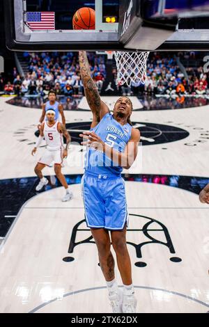 Charlotte, NC, USA. Dezember 2023. Armando Bacot (5) schießt 2023 im Jumpman Invitational im Spectrum Center in Charlotte, NC gegen die Oklahoma Sooners. (Scott Kinser/CSM). Quelle: csm/Alamy Live News Stockfoto