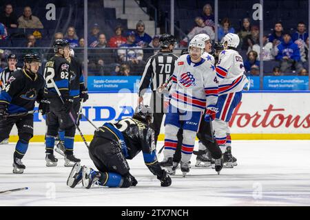 Rochester, New York, USA. Dezember 2023. Jeremy Davies (4) schreit in der dritten Periode gegen die Cleveland Monsters. Die Rochester Americans veranstalteten die Cleveland Monsters in einem Spiel der American Hockey League in der Blue Cross Arena in Rochester, New York. (Jonathan Tenca/CSM). Quelle: csm/Alamy Live News Stockfoto