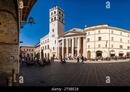 Tempel der Minerva und Torre del Popolo, auf der Piazza del Comune. Stockfoto