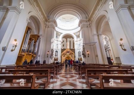 Innenarchitektur, Gebetsbänke und die kleine Kirche Porziuncola in der Kirche Basilica di Santa Maria degli Angeli. Stockfoto