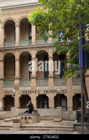 Sydney Hospital und Sydney Eye Hospital mit Bronzeskulptur, II Porcellino, in der Macquarie Street, Sydney Stockfoto