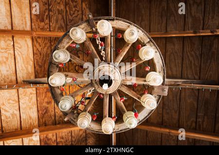 Kronleuchter Aus Holz Mit Wagon-Rädern Stockfoto