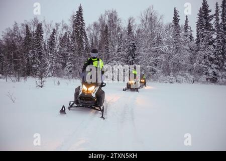 Galena, Alaska, USA. Dezember 2023. US-Marines mit dem 4. Strafverfolgungsbataillon manövrieren Schneemaschinen und Schlitten voller Spielzeuge in Galena, Alaska, Dezember. 17, 2023. Marine Aerial Refueler Transport Squadron 153, Marine Aircraft Group 24, 1st Marine Aircraft Wing transportierte Schneemaschinen, Personal und Schlitten mit Spielzeug, um Kindern in kleinen alaskischen Dörfern während der Ferienzeit eine Botschaft der Freude und Hoffnung zu vermitteln. Die Toys for Tots-Mission ist ein Zeugnis des Geistes des Marine Corps in der letzten Grenze und stärkt die Beziehungen zwischen den Gemeinschaften und stärkt die Stockfoto