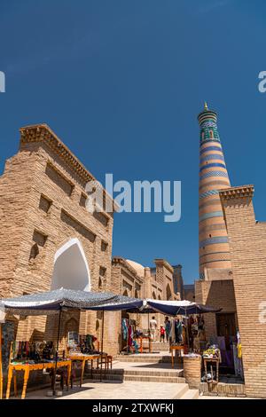 Chiwa, Usbekistan - 29. Juni 2023: Historische Architektur von Itchan Kala, ummauerte Innenstadt der Stadt Chiwa, Usbekistan. UNESCO-Weltkulturerbe Stockfoto