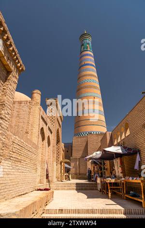 26. JUNI 2023, CHIWA, USBEKISTAN: Blick auf den Islam Choja Minaret in Chiwa, Usbekistan. Blauer Himmel mit Kopierraum für Text Stockfoto