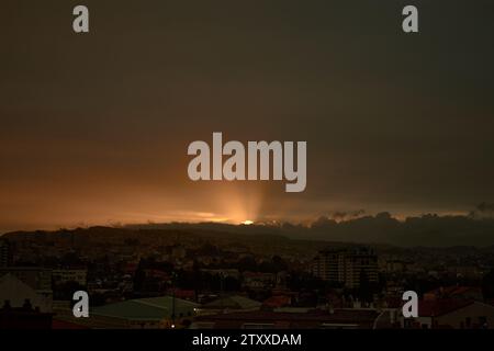 Sonnenaufgang in der Stadt Vigo bildet einen Lichtstrahl Stockfoto