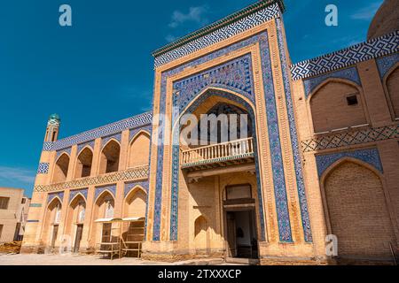 26. JUNI 2023, CHIWA, USBEKISTAN: Die Kutlimurodinok Madrasah neben dem Islam Hoja Minaret in der Festung Ichon-Qala, der Altstadt von Chiwa (XIVa), UZB Stockfoto