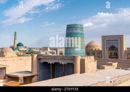 Westtor, Vatertor, ichon qala, Chiwa, Usbekistan. Sonnenuntergangsfoto von der Stadtmauer Stockfoto