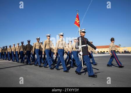 San Diego, Kalifornien, USA. Dezember 2023. US-Marines mit Charlie Company, 1. Rekrut Training Battalion, marschieren im Dezember während ihrer Abschlussfeier im Marine Corps Recruit Depot San Diego in Formation. 8, 2023. Der Abschluss fand nach Abschluss der 13-wöchigen Transformation statt, die Training für Drill, Schusskunst, grundlegende Kampffähigkeiten und die Bräuche und Traditionen des Marine Corps beinhaltete. (Kreditbild: © U.S. Marines/ZUMA Press Wire) NUR REDAKTIONELLE VERWENDUNG! Nicht für kommerzielle ZWECKE! Stockfoto