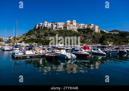 Blick auf die kleine Stadt Sperlonga, malerisch auf einem Hügel mit Blick auf das Mittelmeer, Blick auf den Hafen und den Yachthafen. Stockfoto