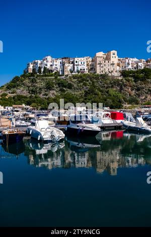 Blick auf die kleine Stadt Sperlonga, malerisch auf einem Hügel mit Blick auf das Mittelmeer, Blick auf den Hafen und den Yachthafen. Stockfoto