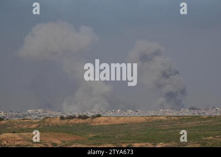 Nach einem israelischen Angriff auf den nördlichen Gazastreifen, während die Kämpfe zwischen Israel und der militanten Gruppe Hamas am 20. Dezember 2023 in Be'eri, Israel, andauern, entsteht ein massiver Rauch. Stockfoto