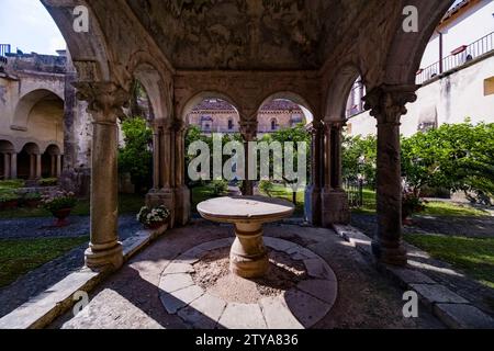 Innenhof und Kreuzgang der Abtei Fossanova, Abbazia di Fossanova, eine Kirche, die früher eine Zisterzienserabtei war. Stockfoto