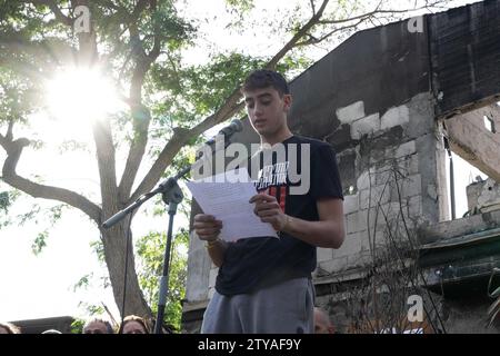 Der ehemalige israelische Geisel Ofir Engel, 17 Jahre alt, der aus der Hamas-Gefangenschaft entlassen wurde, spricht während einer Pressekonferenz vor einem Haus, das bei einem Kampf zwischen israelischen Soldaten und palästinensischen Militanten während des Angriffs der Hamas am 20. Dezember 2023 in Be'eri, Israel, zerstört wurde Stockfoto