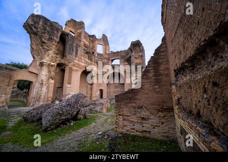 Cortile delle biblioteche in Hadrians Villa Villa, Villa Adriana, Überreste eines großen Villenkomplexes, der um 121 n. Chr. von Kaiser Hadrian erbaut wurde. Stockfoto