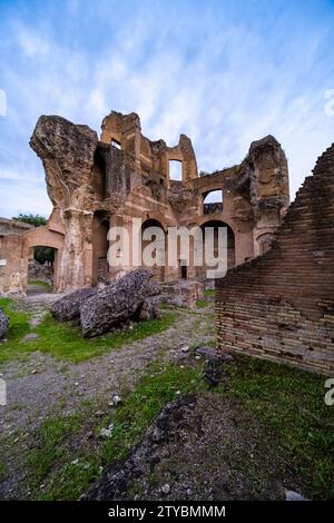 Cortile delle biblioteche in Hadrians Villa Villa, Villa Adriana, Überreste eines großen Villenkomplexes, der um 121 n. Chr. von Kaiser Hadrian erbaut wurde. Stockfoto