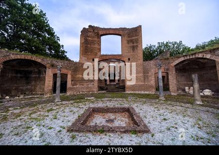 Edificio con tre esedre in Hadrians Villa Villa, Villa Adriana, Überreste eines großen Villenkomplexes, der um 122 n. Chr. vom römischen Kaiser Hadrian erbaut wurde. Stockfoto