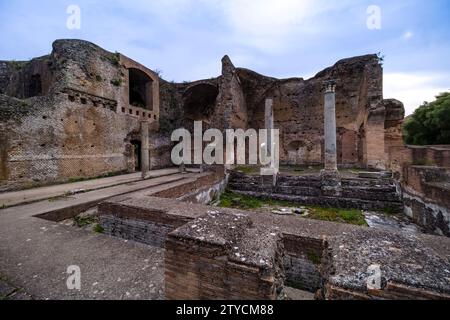 Terme con heliocaminus in Hadrians Villa, Villa Adriana, Überreste eines großen Villenkomplexes, der um 125 n. Chr. vom römischen Kaiser Hadrian erbaut wurde. Stockfoto