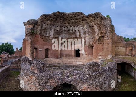 Terme con heliocaminus in Hadrians Villa, Villa Adriana, Überreste eines großen Villenkomplexes, der um 125 n. Chr. vom römischen Kaiser Hadrian erbaut wurde. Stockfoto