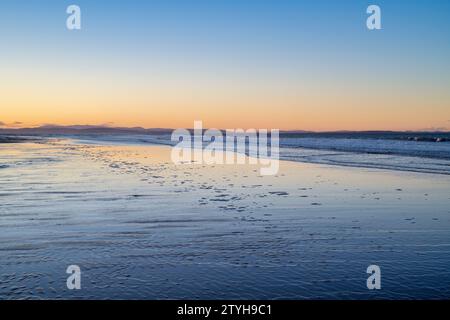 Bei Ebbe im Winter über Findhorn Beach. Findhorn, Morayshire, Schottland. Stockfoto