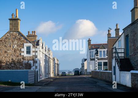 Schottische Häuser entlang der Church Street im Winter. Findochty, Moray, Schottland Stockfoto