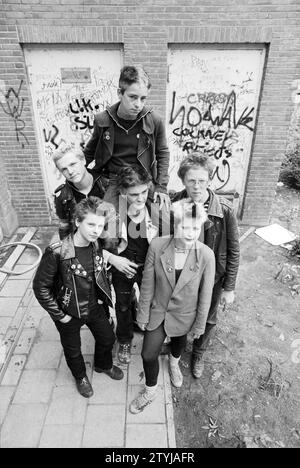 Punks in the Egelantier, Jugend- und Jugendspiele, 07-07-1980, Whizgle News from the Past, Tailored for the Future. Erkunden Sie historische Geschichten, das Image der niederländischen Agentur aus einer modernen Perspektive, die die Lücke zwischen den Ereignissen von gestern und den Erkenntnissen von morgen überbrückt. Eine zeitlose Reise, die die Geschichten prägt, die unsere Zukunft prägen. Stockfoto