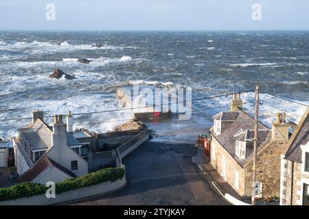 Findochty Seeverwehr entlang der Küste mit einem turbulenten Meer. Findochty, Moray, Schottland Stockfoto