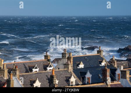 Findochty Bay entlang der Küste mit einem turbulenten Meer. Findochty, Morayshire, Schottland Stockfoto