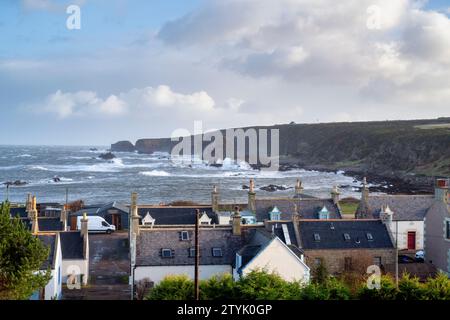 Findochty Bay entlang der Küste mit einem turbulenten Meer. Findochty, Morayshire, Schottland Stockfoto