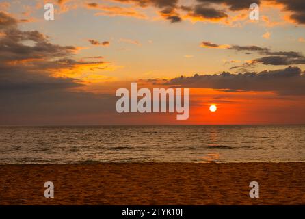 Wunderschöner Sonnenuntergang über dem Indischen Ozean, Waskaduwa, Sri Lanka. Stockfoto