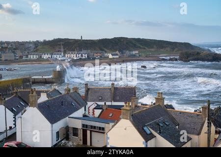 Findochty Bucht und Hafen entlang der Küste mit einem turbulenten Meer. Findochty, Morayshire, Schottland Stockfoto