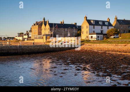 Häuser entlang der Findhorn Bay in der späten Nachmittagssonne im november. Findhorn, Morayshire, Schottland Stockfoto