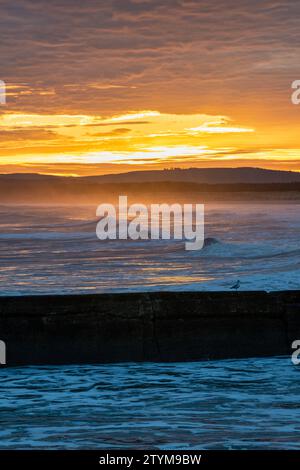 Wintersonnenaufgang über dem windigen Meer am East Beach. Lossiemouth, Morayshire, Schottland. Stockfoto