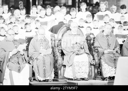 Bischof Bomers und Weihbischof Lescrauwaert, RK Bavo, Haarlem, Weihe, römisch-katholische Kirche, Haarlem, Nederland, 14-01-1984, Whizgle News from the Past, maßgeschneidert für die Zukunft. Erkunden Sie historische Geschichten, das Image der niederländischen Agentur aus einer modernen Perspektive, die die Lücke zwischen den Ereignissen von gestern und den Erkenntnissen von morgen überbrückt. Eine zeitlose Reise, die die Geschichten prägt, die unsere Zukunft prägen. Stockfoto